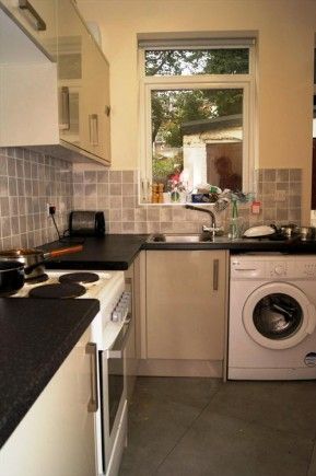 A well proportioned, end terrace 5 bedroom house - Photo 3