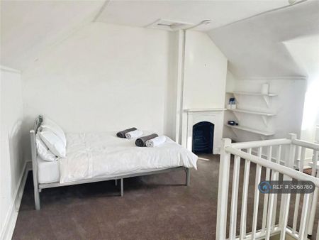 1 bedroom in a house share to rent - Photo 2