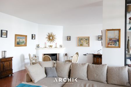 Architecture du début du XXème siècle, cette belle demeure d'inspiration néo-basque d'environ 400 m2, située en première ligne, dispose d'un panorama d'exception entre le centre-ville d'Arcachon et la plage Pereire. - Photo 3