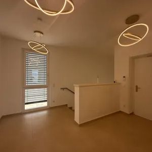 Luxus Penthouse mit Outdoor-Jacuzzi wird komplett möbliert vermietet // Luxury penthouse with outdoor Jacuzzi available for rent, fully furnished // - Photo 2