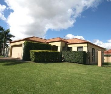 Spacious Family Home, close to Robina Town Centre - Photo 6