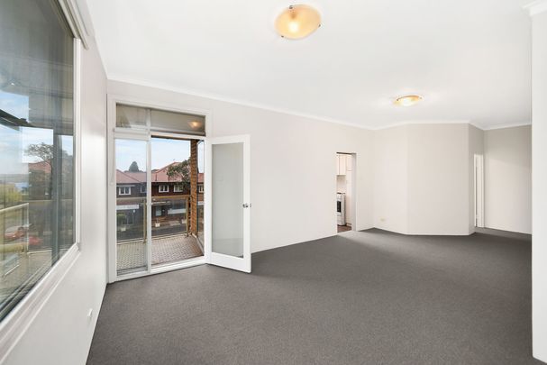 Large Top Floor 2 Bedroom Apartment in Prime Location. - Photo 1