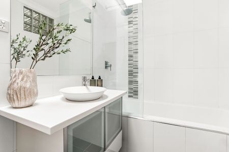 A spacious, light-filled inner city haven - Photo 4