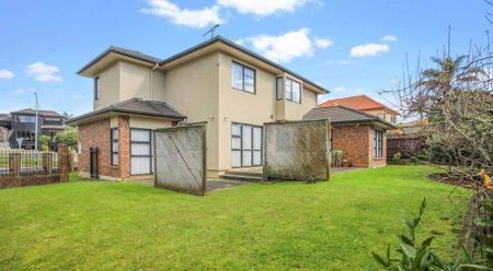 5 BEDROOMS, 3 BATHROOMS, 2 LOUNGES! - Photo 4