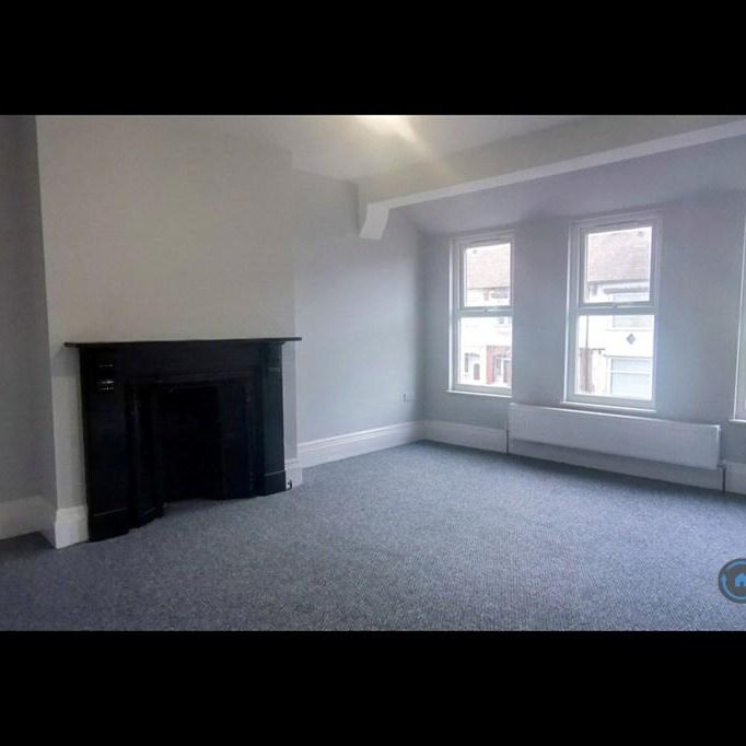 4 bedroom flat to rent - Photo 1