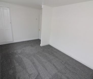 2 Bedroom Semi-Detached House - Photo 4