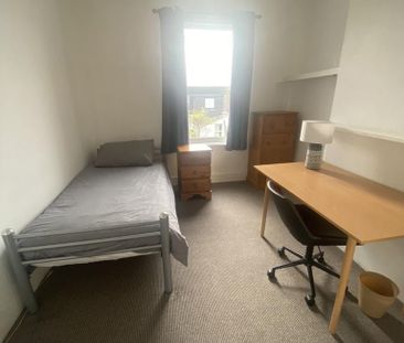 4 bedroom terraced house to rent - Photo 3