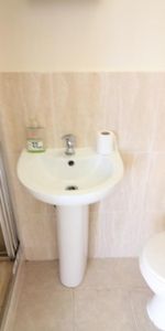 Hanworth Road, Hounslow - Photo 4