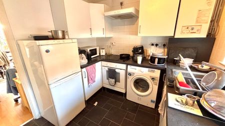 2 bedroom terraced to rent Allington Avenue, NG7 - Photo 5