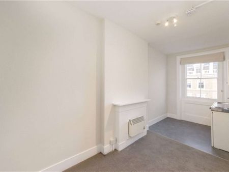 A studio benefitting from its own kitchenette and shared shower room facilities. Heating of water, mains water included in the rent. - Photo 2