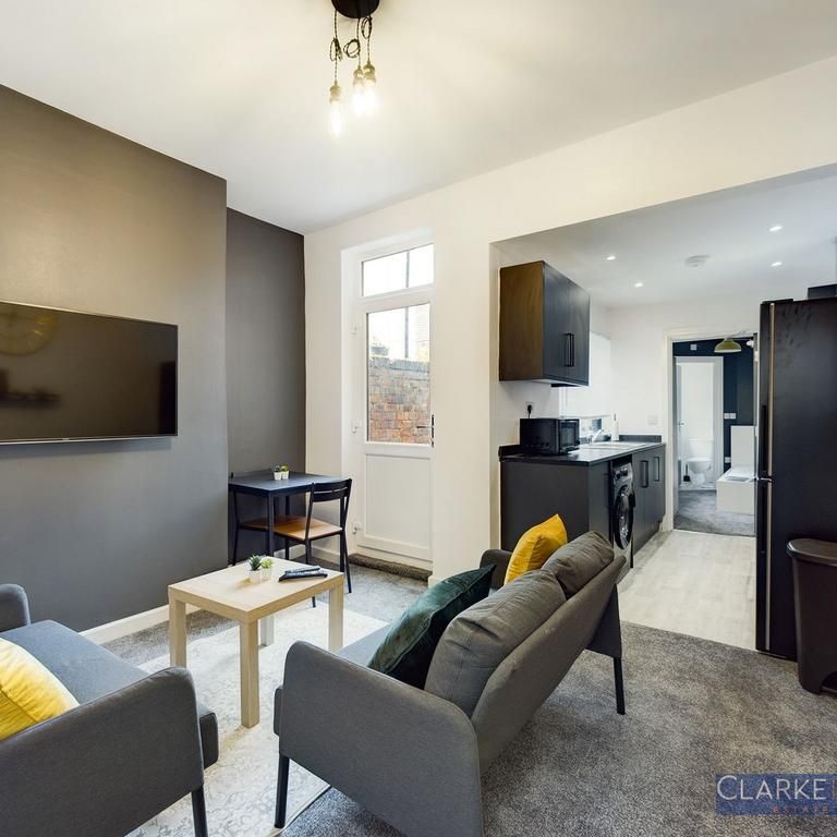 4 bedroom house of multiple occupation to rent - Photo 1