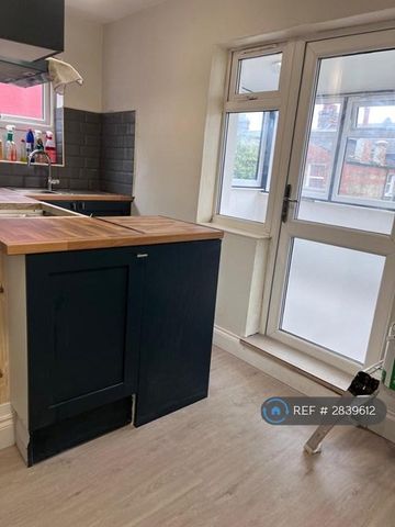2 bedroom maisonette to rent - Photo 2