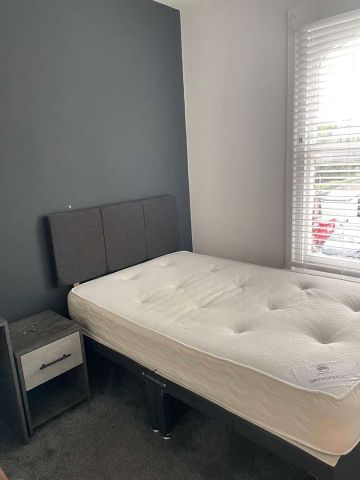 7 Bed Semi-Detached House, Castle Boulevard, NG7 - Photo 3