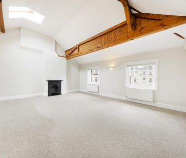 3 Bed Flat - Photo 2