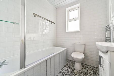 3 bedroom flat to rent - Photo 4