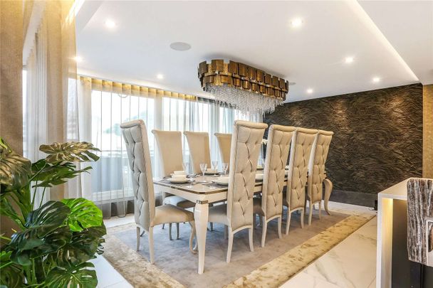 Luxurious three bedroom penthouse apartment in the exclusive Century Buildings development. - Photo 1