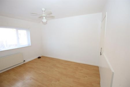 3 bedroom Semi-Detached House to let - Photo 2