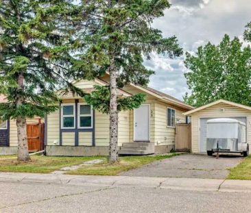 3 BED 1 BATH MAIN FLOOR/Basement rented out separately 2 bed 1 bath... - Photo 1