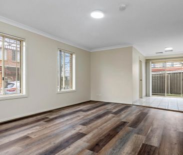 Immaculate 3 bedroom townhouse - Photo 4