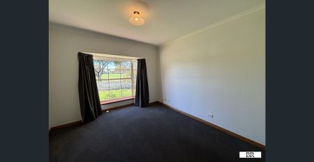 Spacious 3-Bedroom, 2-Bathroom Low-Maintenance Home - Photo 4