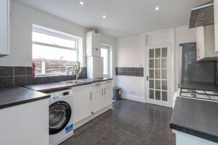 Guide Price £2,600 pcm - Available Now - Part Furnished - Photo 5