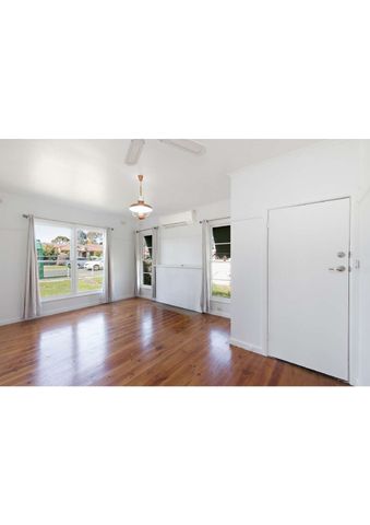 THREE BEDROOM HOME IN CONVENIENT LOCATION - Photo 3