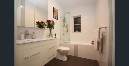 MODERN HOME IN A CONVENIENT LOCATION - Photo 5