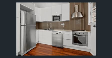 Elegant Family Home - Photo 5