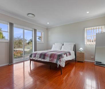 EXPANSIVE FAMILY LIVING WITH ESCARPMENT VIEWS & ENTERTAINER'S APPEAL - Photo 5