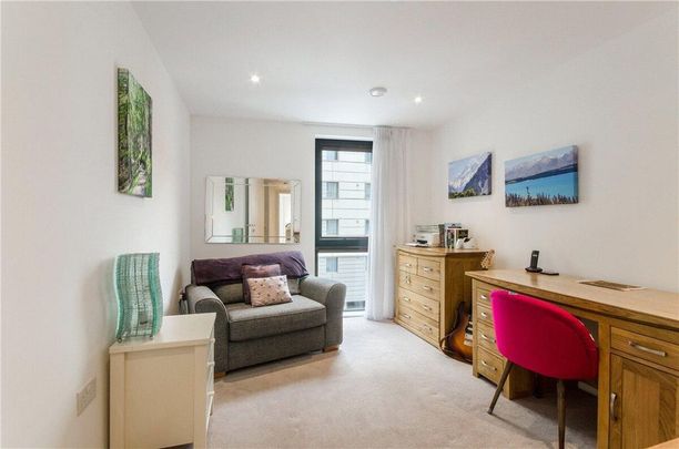 A stylish 3 bedroom apartment to rent in Aldgate, E1 - Photo 1