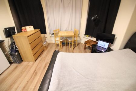 Hanger Lane, Ealing, London - Photo 3