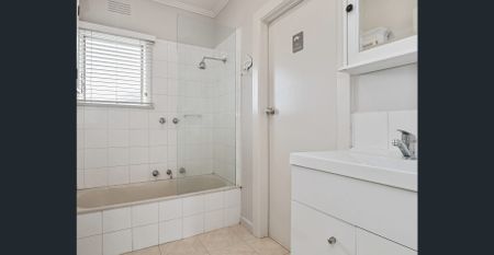 Spacious Four-Bedroom Home with a Generous Deck and Open-Plan Living - Photo 5