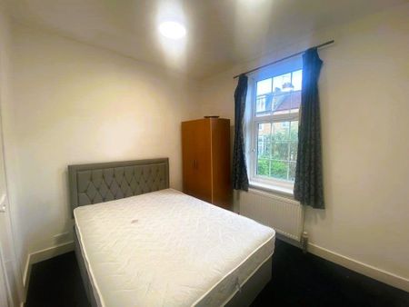 4 bedroom semi-detached house to rent - Photo 3