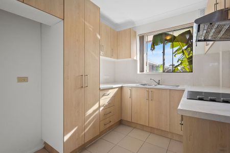 Neat & Tidy 2 Bedroom Unit Centrally Located With Garage - Photo 3