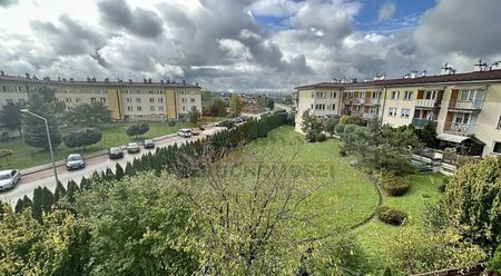 008MW. N Sącz ul. 29 Listopada, pow. 59m2, 3- pokojowe mieszkanie na wynajem, III piętro, miejsce postojowe w garażu podziemnym. Cena: 1750 zł - Фото 2