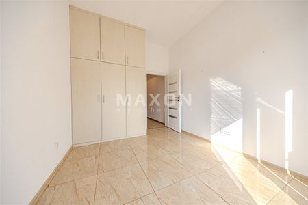 Wysoki lokal na parterze na zamkniętym osiedlu - Zdjęcie 4