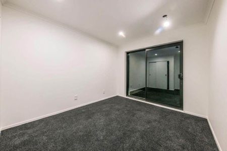 Spacious 5-Bedroom Family Home for Rent in Point England - Photo 4