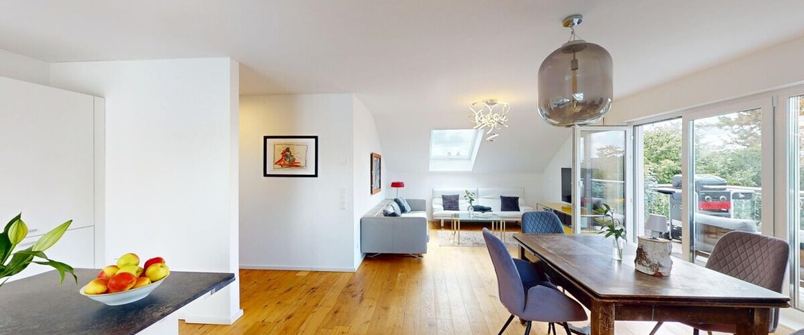 Exklusive Dachgeschosswohnung mit Einbauküche, West-Terrasse und Stellplatz in schöner Lage! - Foto 1