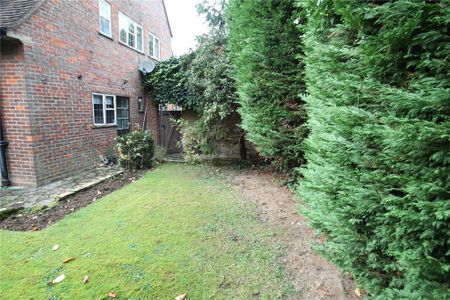 4 bedroom semi-detached house to rent - Photo 2