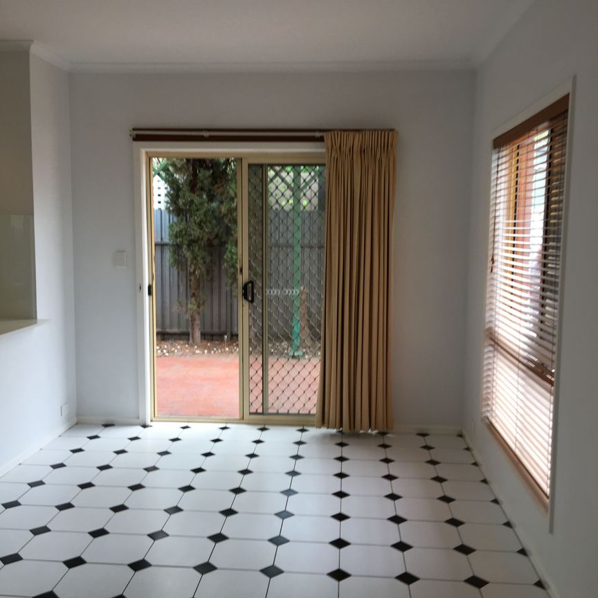 Neat Three Bedroom Courtyard - Photo 1