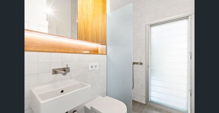 Furnished Home With Beautiful Harbour And City Views - Photo 3