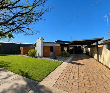 3 Bedroom Modern Home - Photo 4