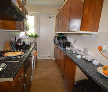 Grantham Garden, Marks Gate - Photo 3