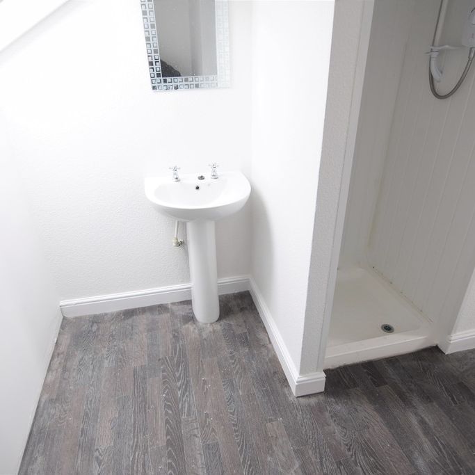To Let 1 Bed Flat - Photo 1