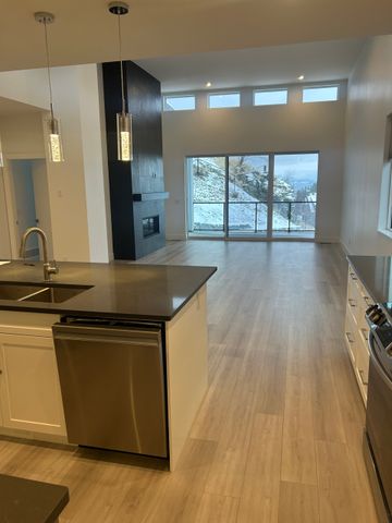 Brand New Upper Mission Home: 3Bed+Den, 3 full baths up and a 2bed, 1bath suite down - Photo 2