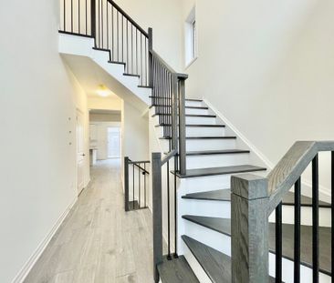 For Lease - 68 West Oak Trail, Barrie, Ontario - Photo 2