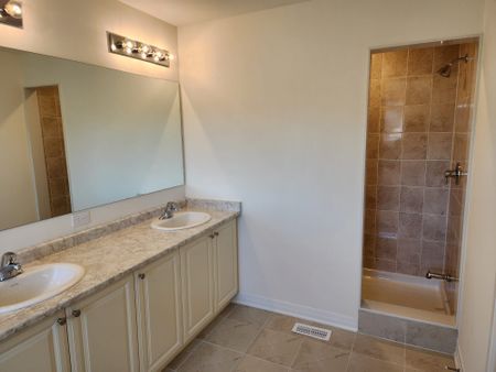 For Lease - 8 Brixham Lane, Brampton, Ontario - Photo 5