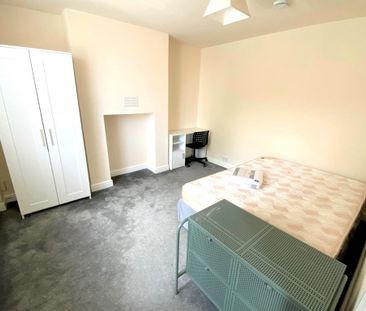 4 bedroom semi-detached house to rent - Photo 3