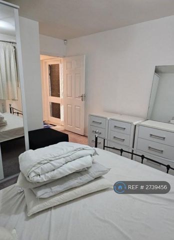 1 bedroom in a flat share to rent - Photo 2