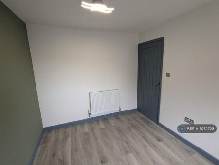 3 bedroom end of terrace house to rent - Photo 4